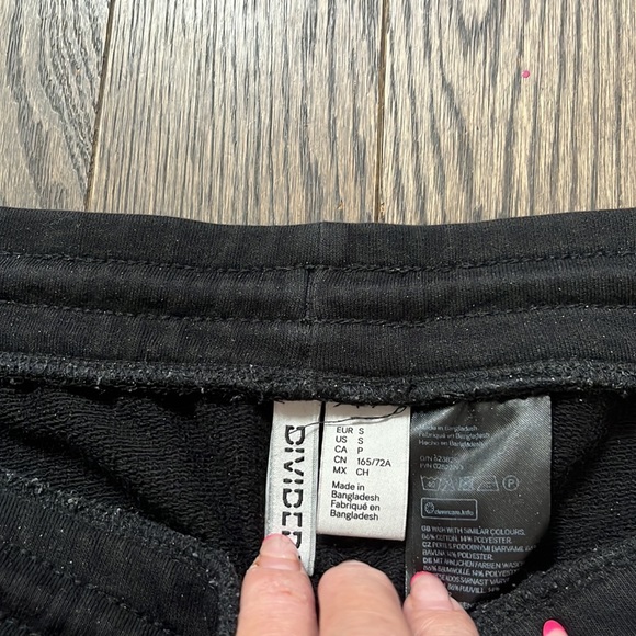 H&M divided sweatpants - Picture 3 of 4